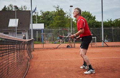 Tennismand klar til flugtning.jpg