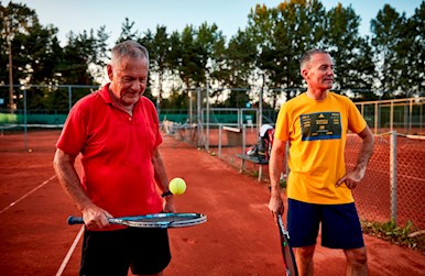 To mænd der tennishygger.jpg
