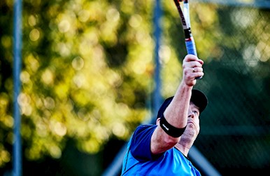 Tennismand i færd med serv.jpg