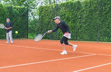 Ældre kvinde og mand spiller tennis.jpg