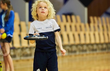 Skumtennis dreng jonglerer.jpg