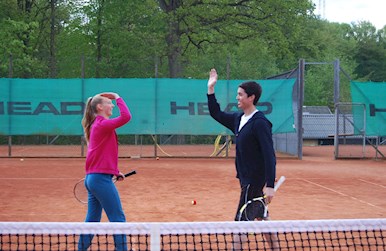 Ung pige og dreng i highfive.JPG