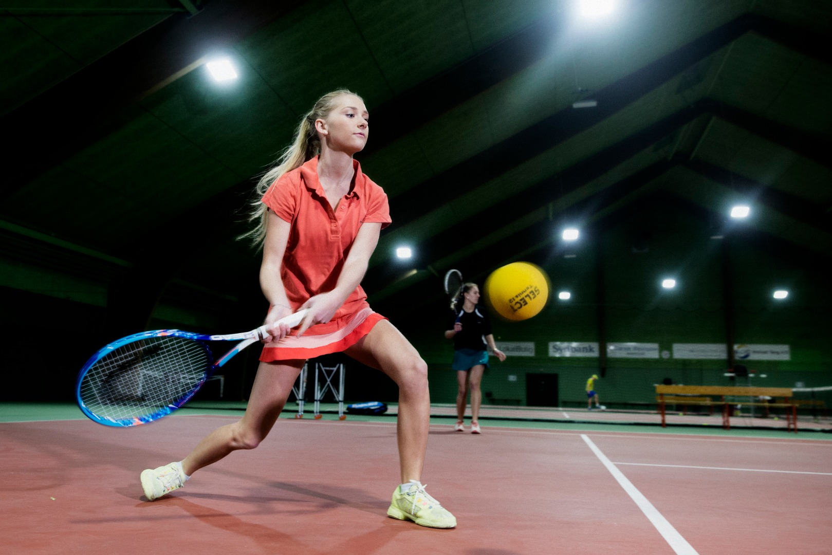 Pige slår til skumtennisbold (1).jpg