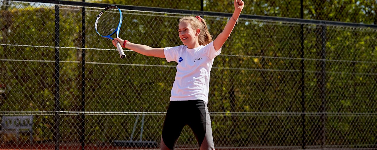 Pige der jubler over hvor sjovt tennis er.jpg